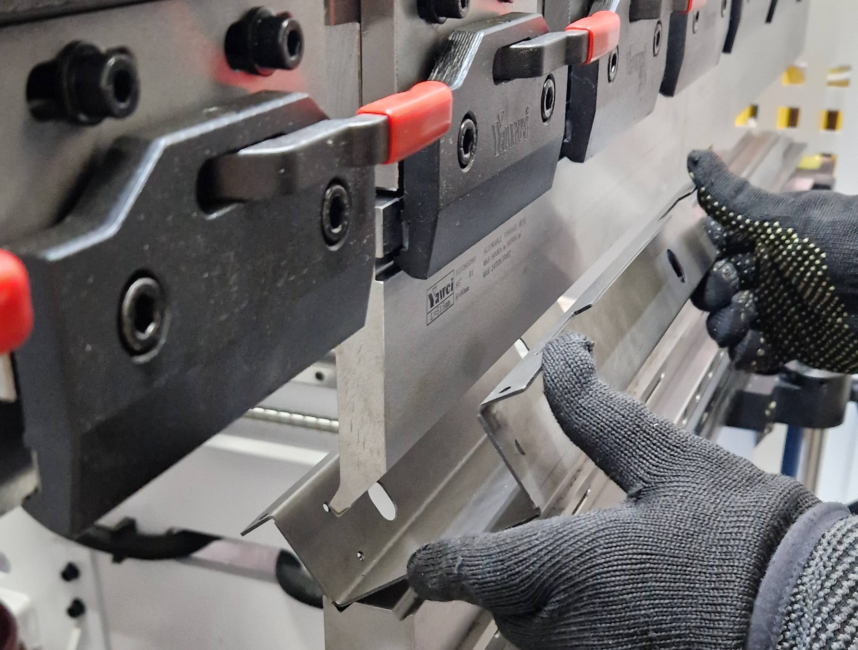 ОПЕРАТОР ЛИСТОЗГИНАЛЬНОГО ПРЕСУ З ЧПК